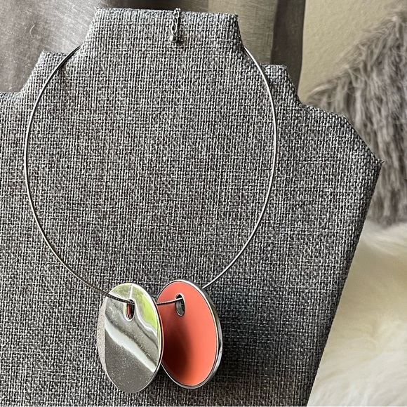 JOAN RIVERS | Vintage | Reversible Two-Disc Shaped Pendant Silver Wired Necklace - Picture 2 of 16